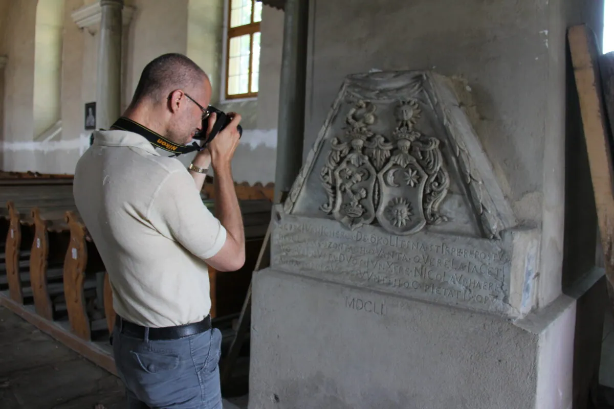 Epitaf Juraja Okoličániho a Kláry Szontágovej, Kostol sv. Kríža v Huncovciach, 1651